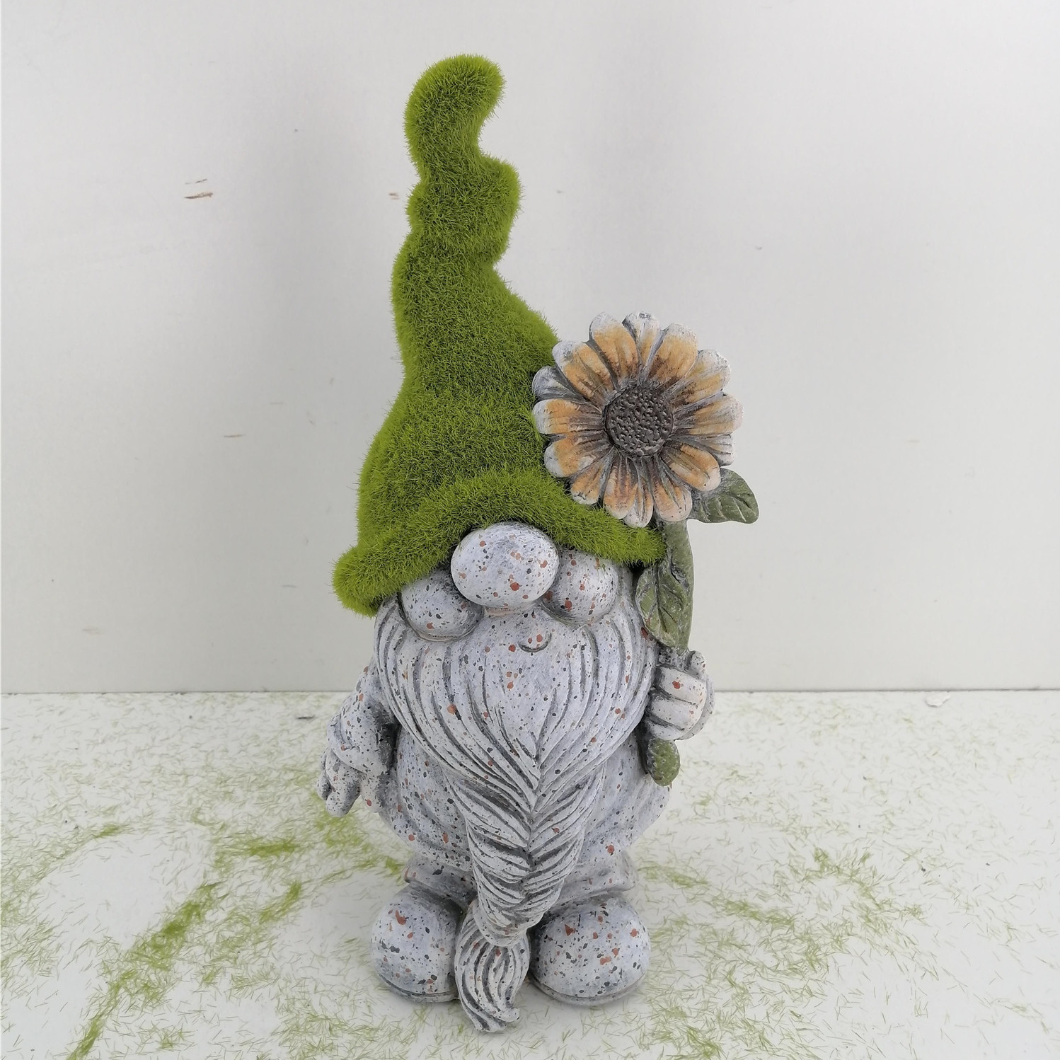 Wholesale Handmade Standing Party Gift Flocked Gnome Figurines Holding Sunflowers