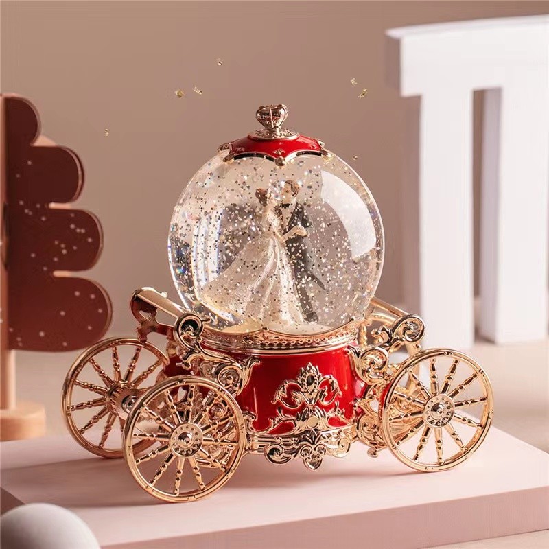 Custom Christmas Snow Dream Couple Carriage Crystal Ball Music Box Wedding Decoration Lighted Crystal Snow Globe